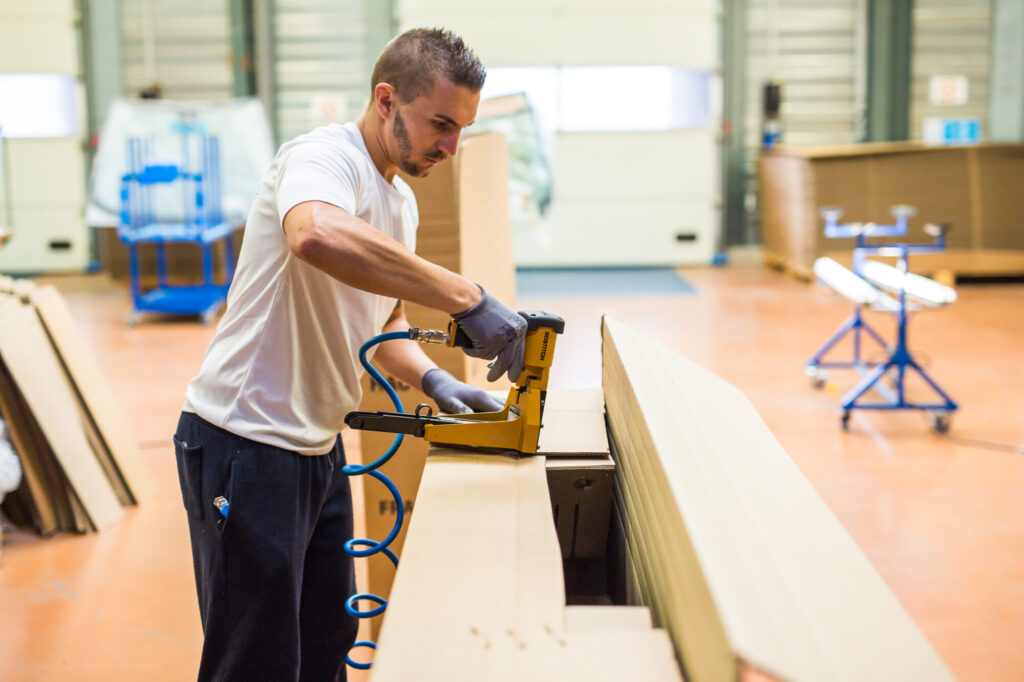 Homme travaillant dans un entrepôt du Groupe VSF